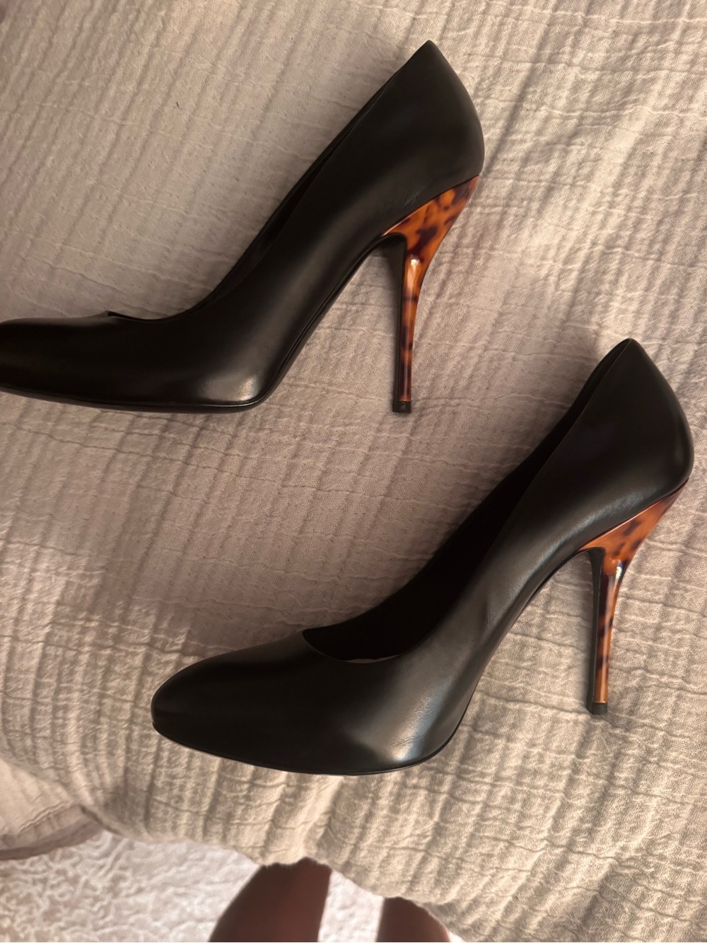 Gucci Black Pointed Leather Pumps with Tortoiseshell-Effect Heel